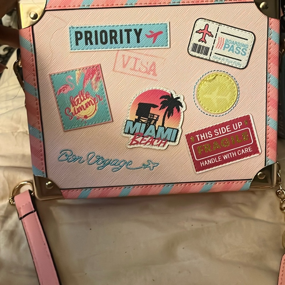 Stylish Travel-Themed Handbag with Pink and Blue Accents - Picture 7 of 10